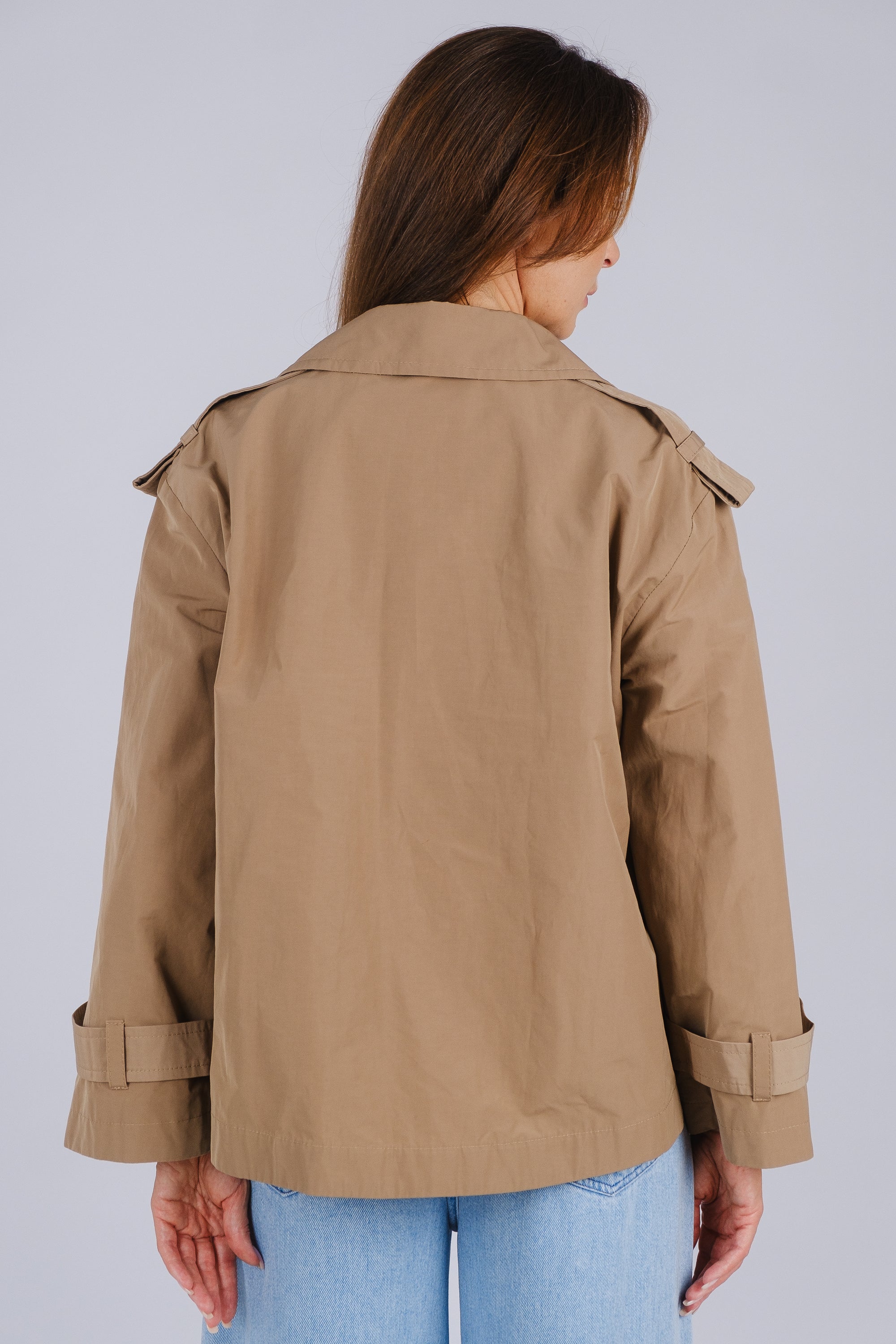 TRENCH CORTO