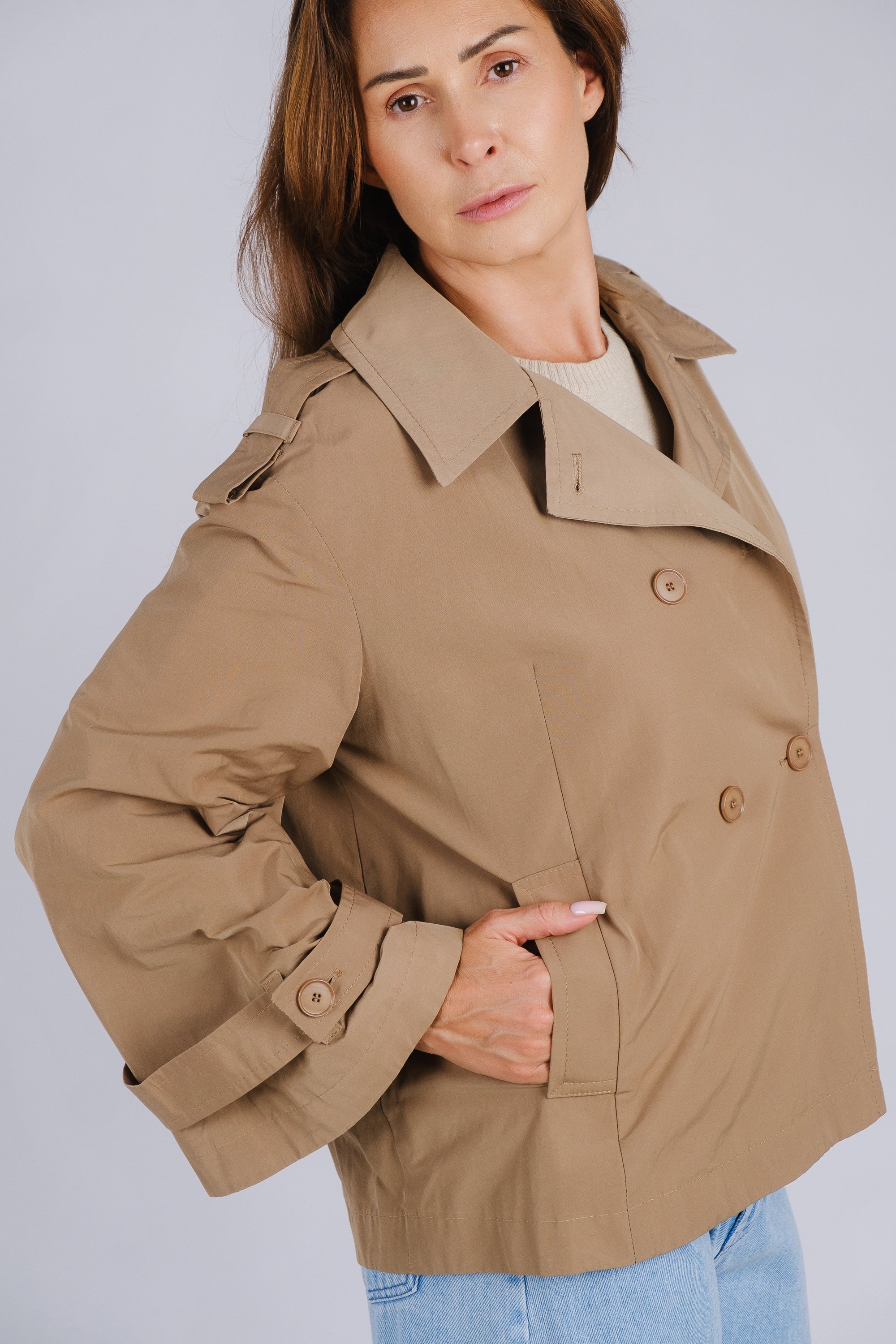 TRENCH CORTO