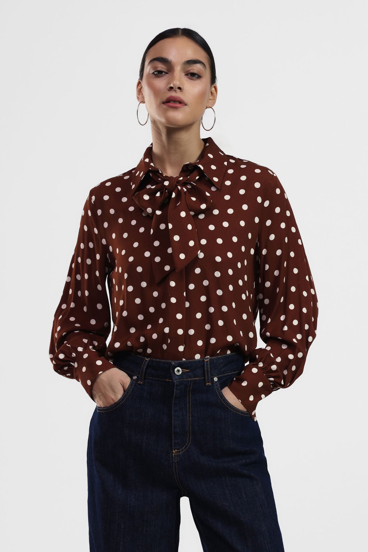 CAMISA CON LUNARES Y LAZO DECORATIVO