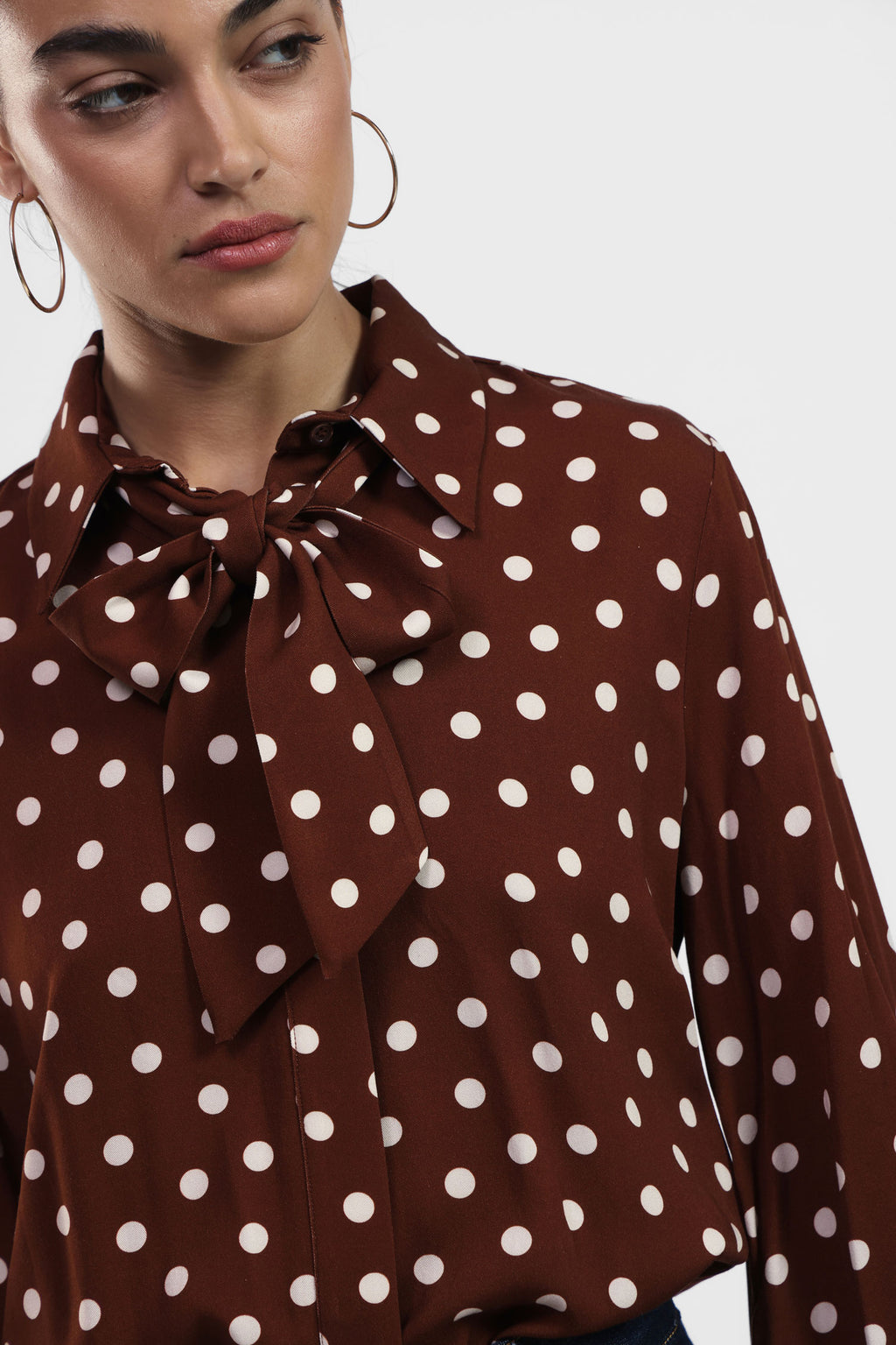 CAMISA CON LUNARES Y LAZO DECORATIVO