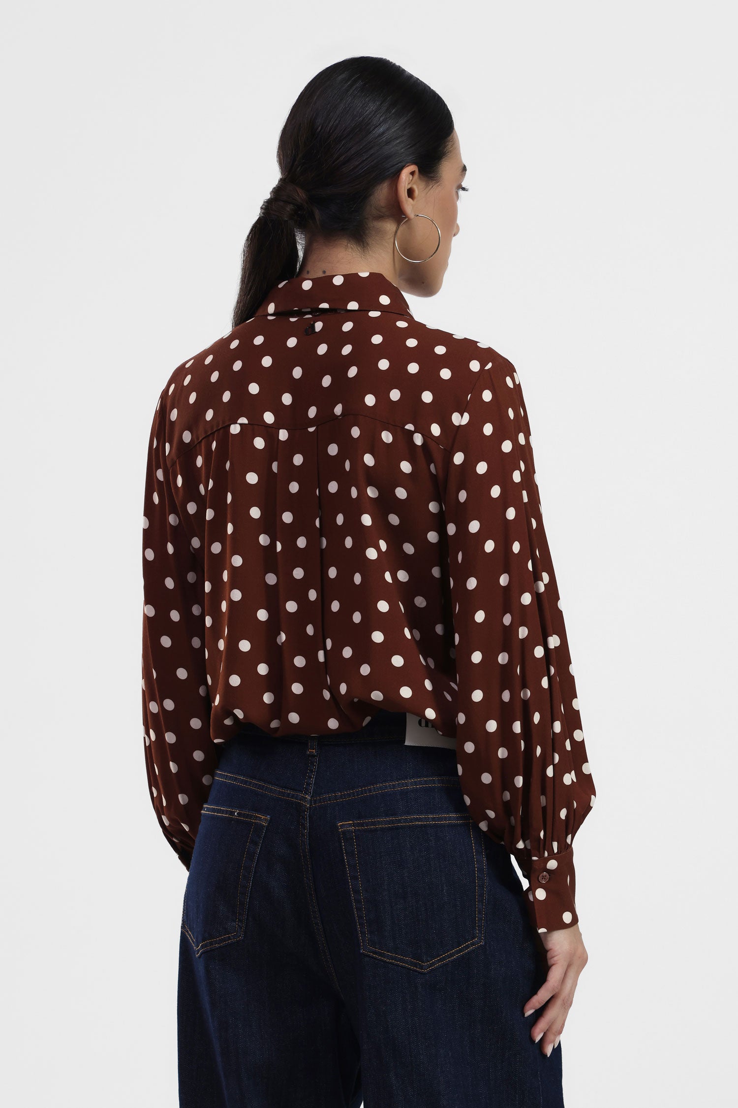 CAMISA CON LUNARES Y LAZO DECORATIVO