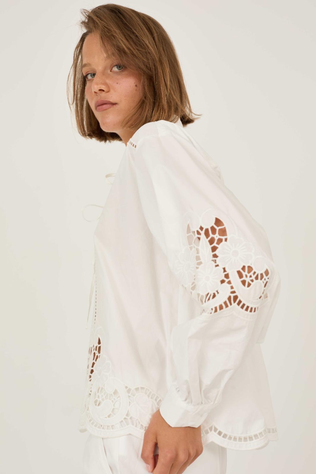 Camisa Blanca Bordada “Calista”