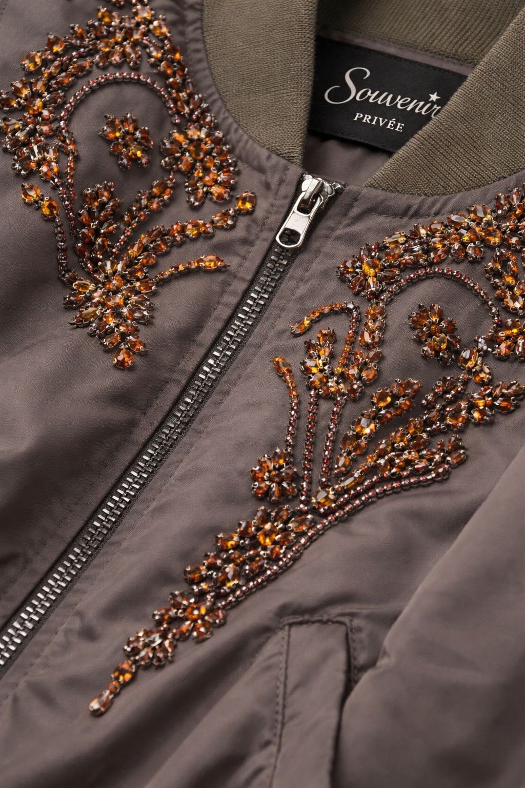 BOMBER CON BORDADO ARTESANAL