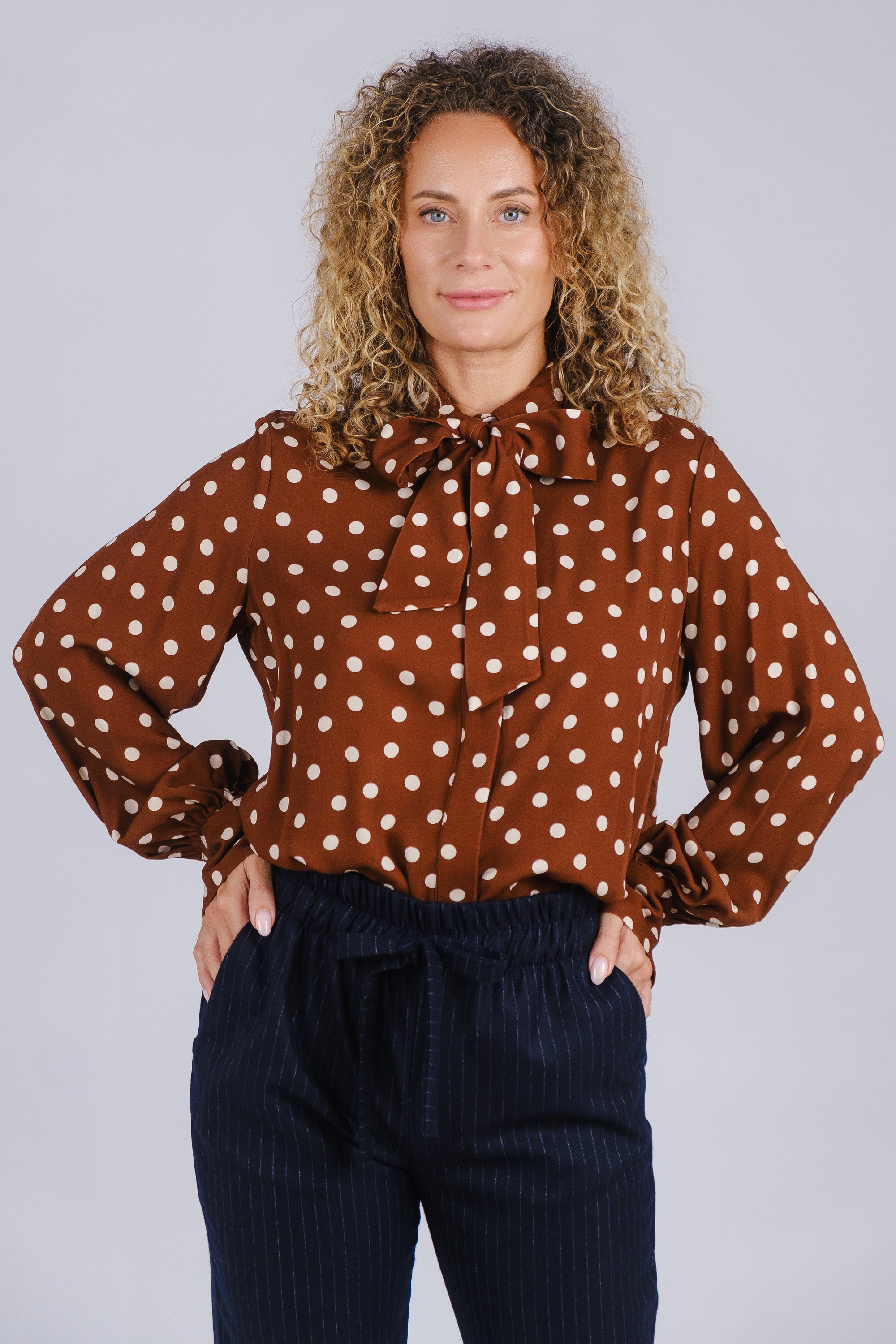 CAMISA CON LUNARES Y LAZO DECORATIVO