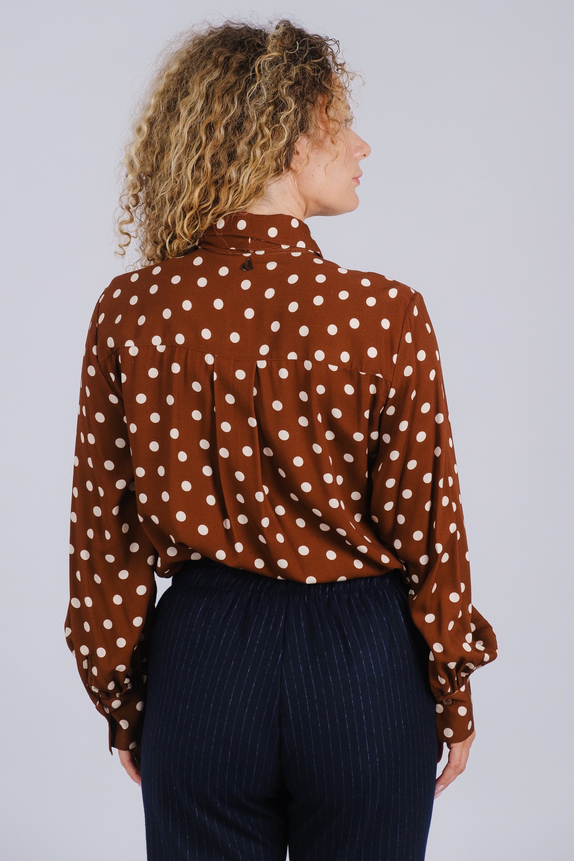 CAMISA CON LUNARES Y LAZO DECORATIVO