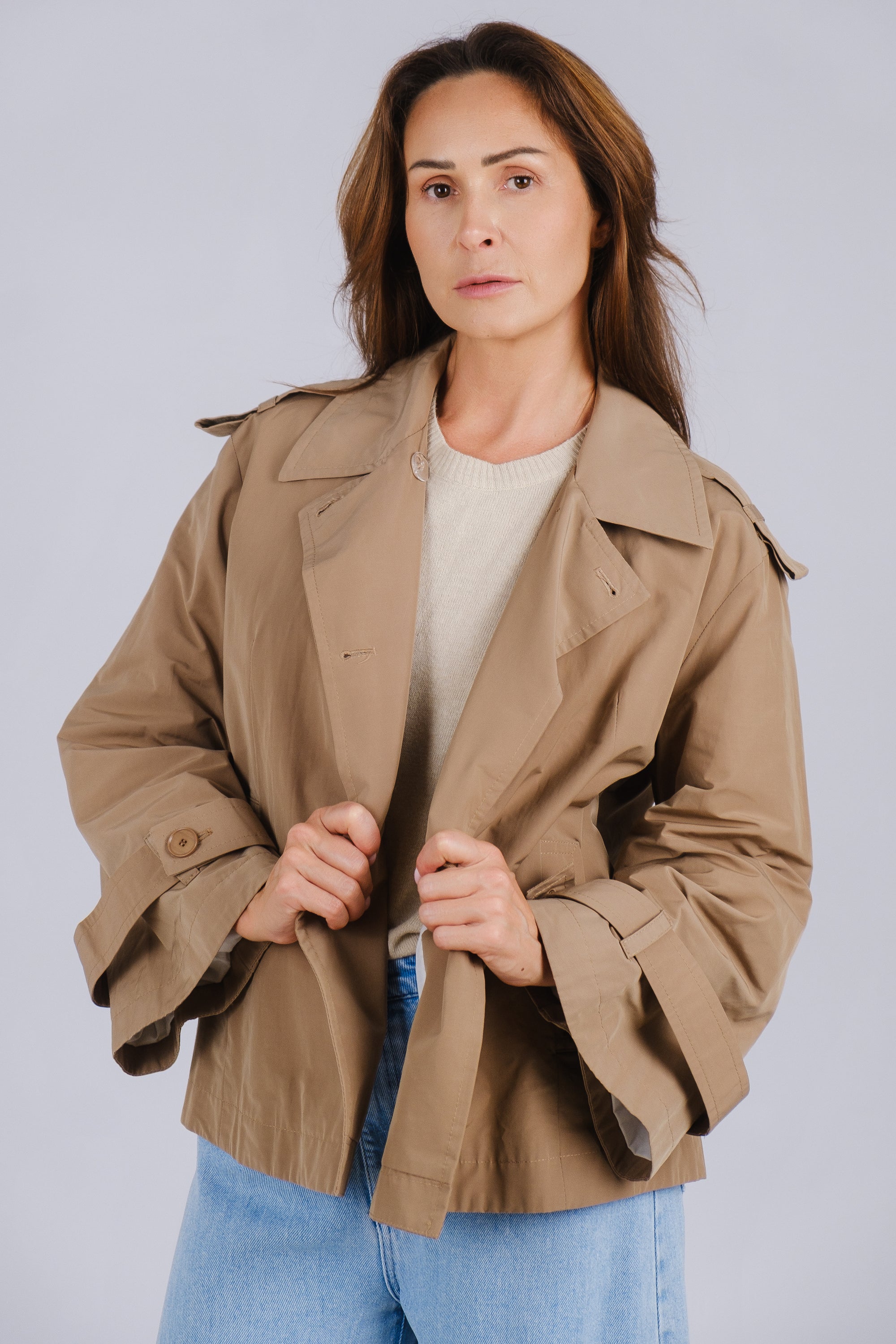 TRENCH CORTO