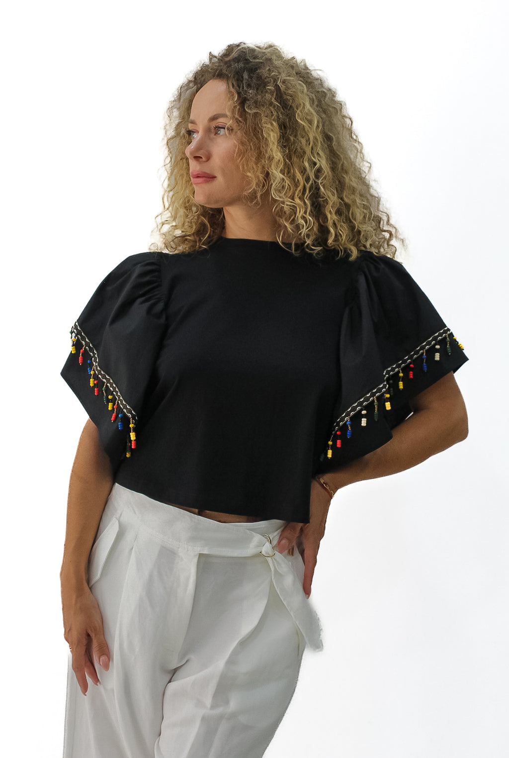 T-SHORT CON FLECOS