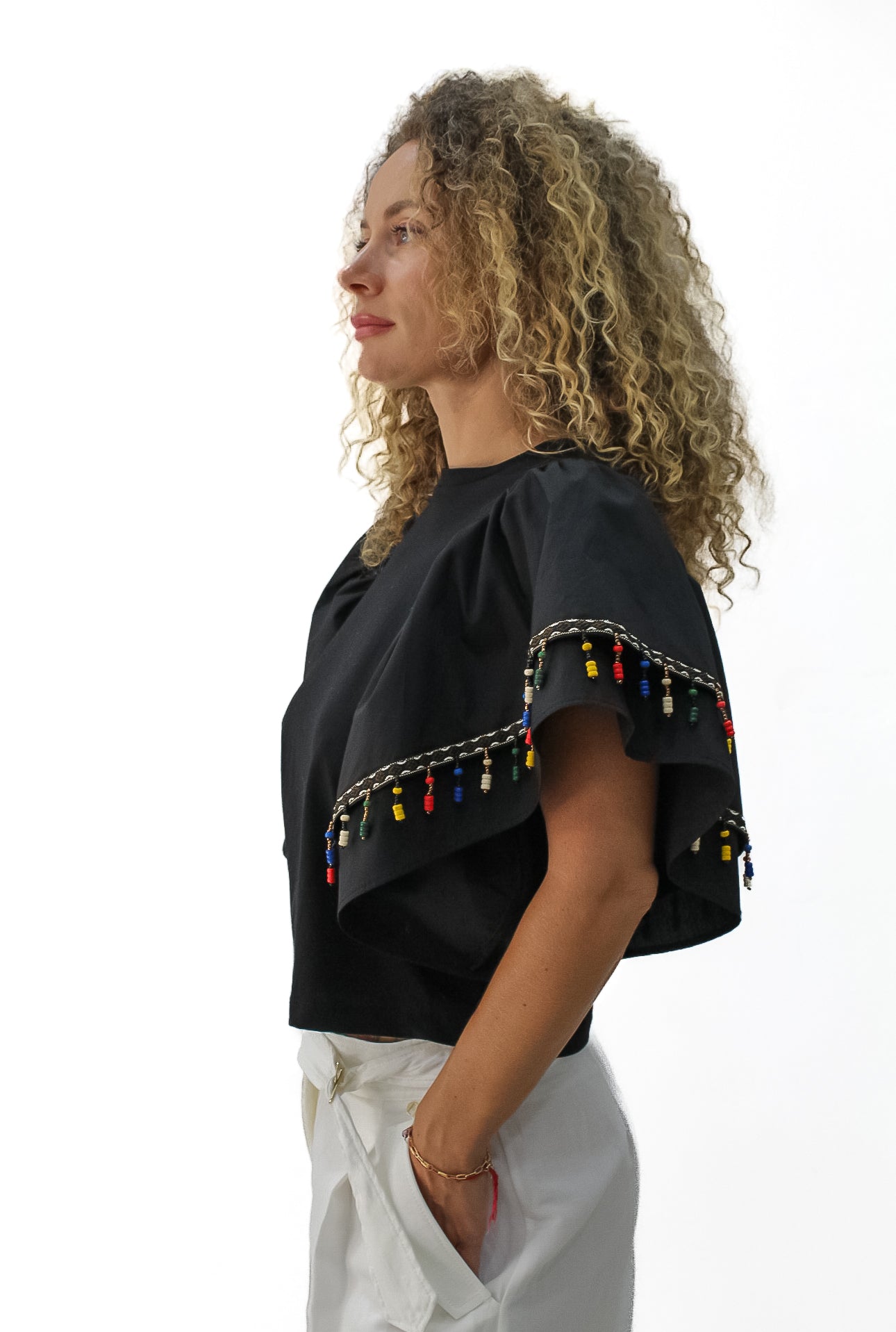 T-SHORT CON FLECOS