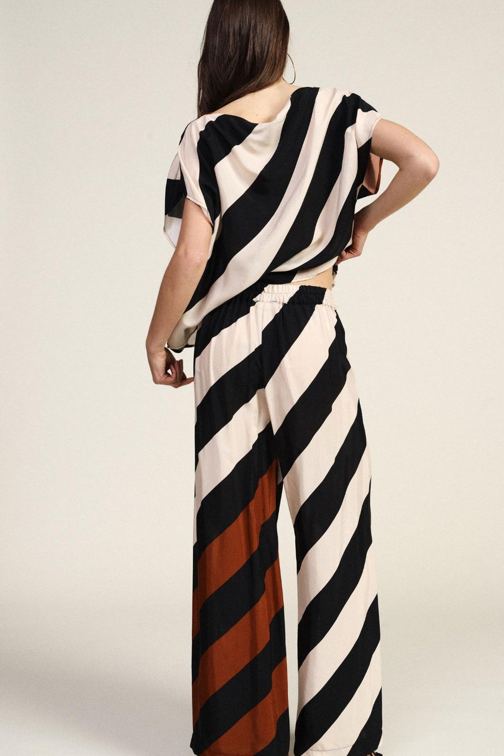 PANTALÓN ESTAMPADO GRÁFICO DE VISCOSA