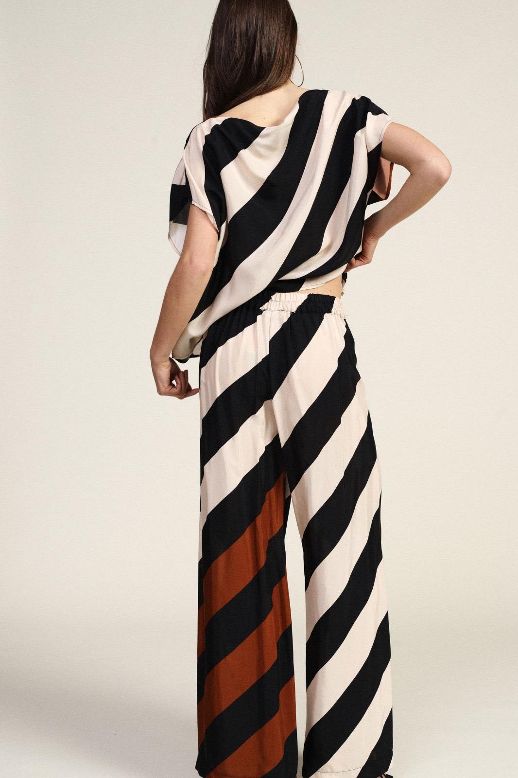 PANTALÓN ESTAMPADO GRÁFICO DE VISCOSA