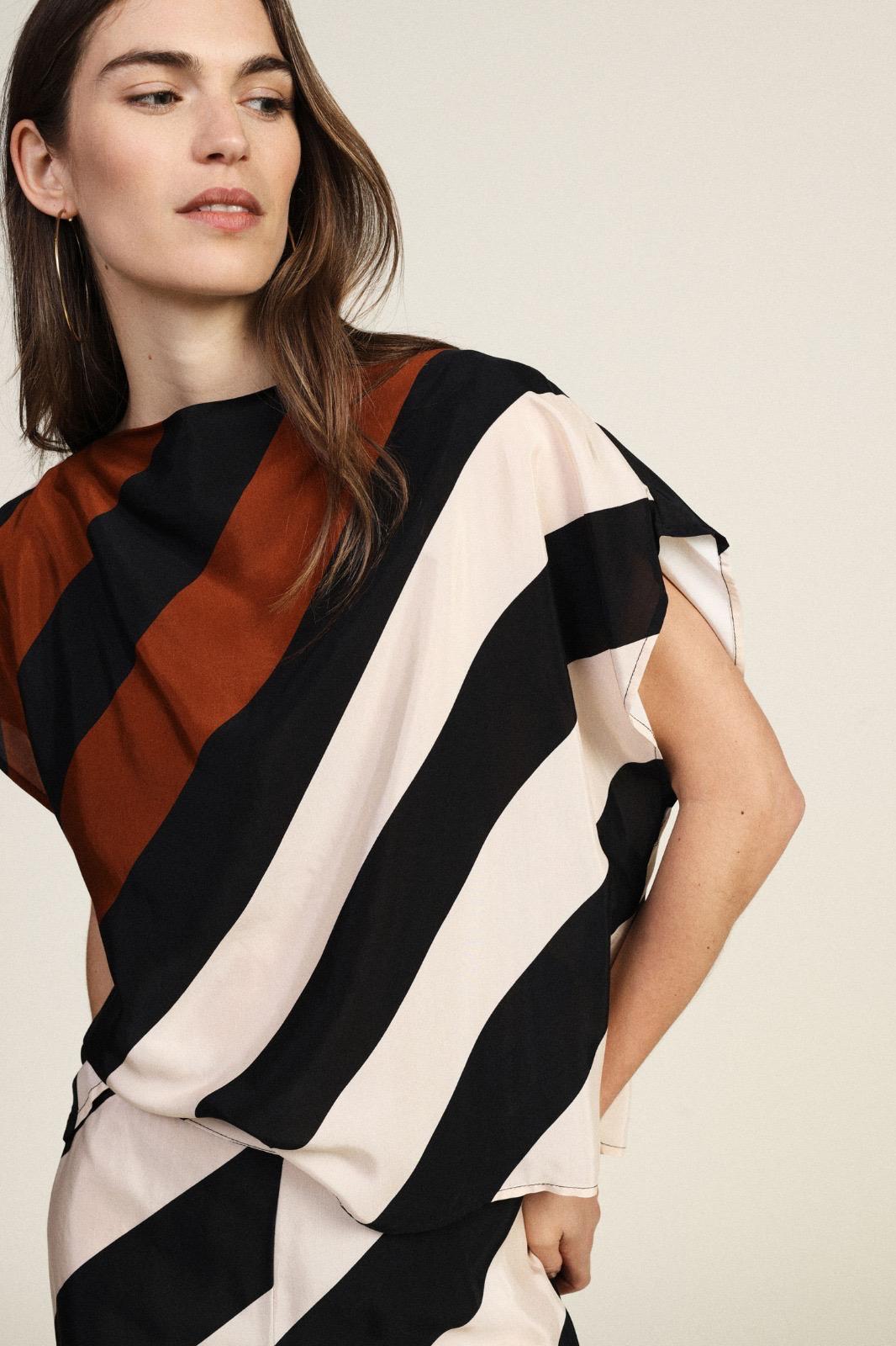 TOP ESTAMPADO GRÁFICO DE VISCOSA