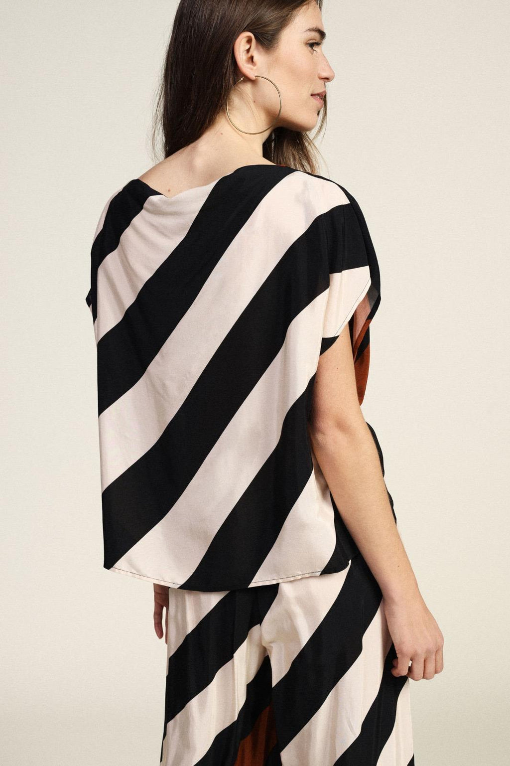 TOP ESTAMPADO GRÁFICO DE VISCOSA