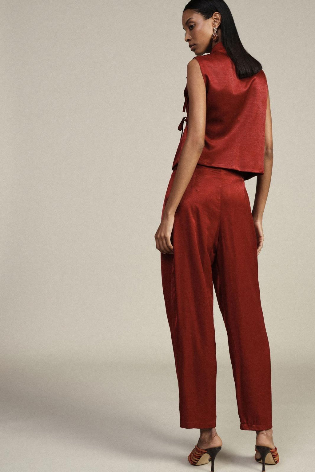 PANTALÓN TOBILLERO CON BAJO AJUSTABLE CON BOTÓN