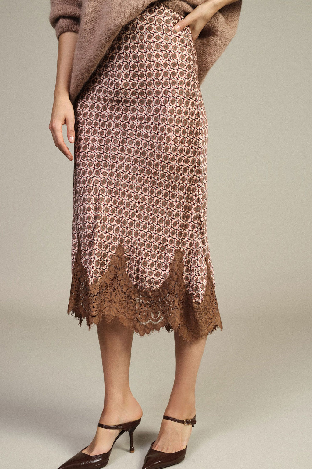 FALDA MIDI DE VISCOSA CON ENCAJE