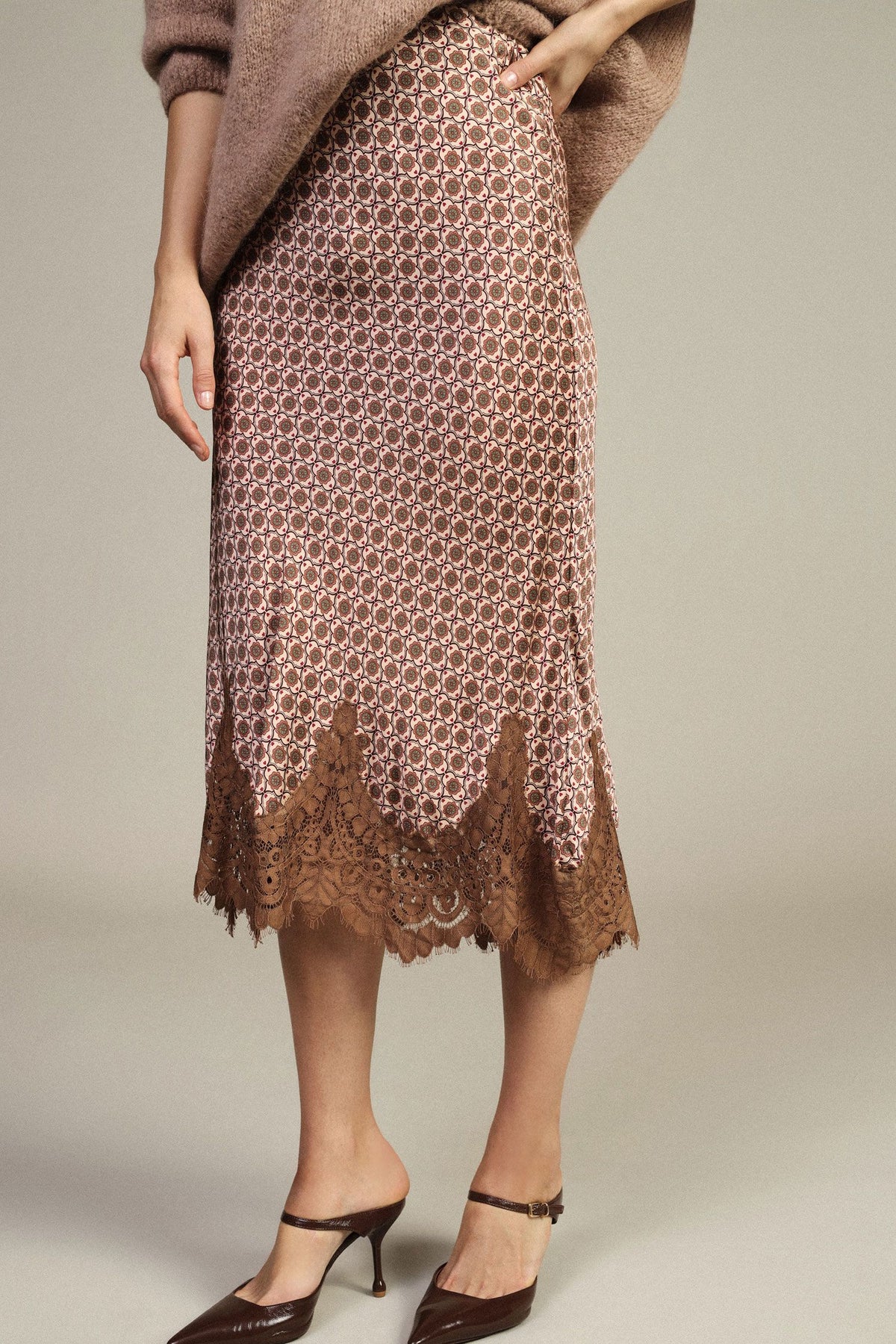 FALDA MIDI DE VISCOSA CON ENCAJE